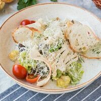 Салат Цезарь с куриным филе в Моне