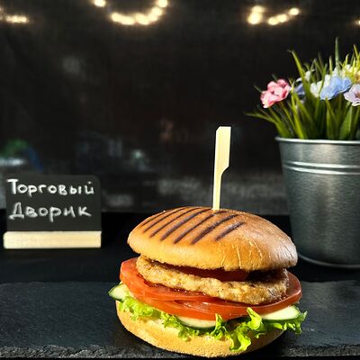 Бургер с курицей в Торговый дворик по цене 540 ₽