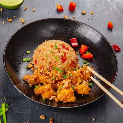 Цыпленок Кунг пао с рисом в SushiDays по цене 399 ₽