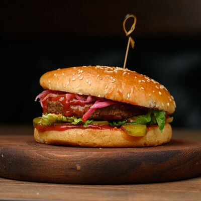 Чизбургер в Bronze lion по цене 580 ₽