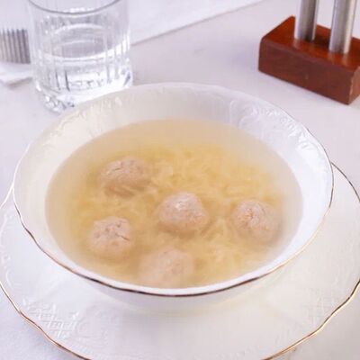 Куриный суп с фрикадельками в Лобби бар по цене 390 ₽