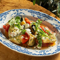 Салат с хрустящими баклажанами и копченой фетойв Grecco