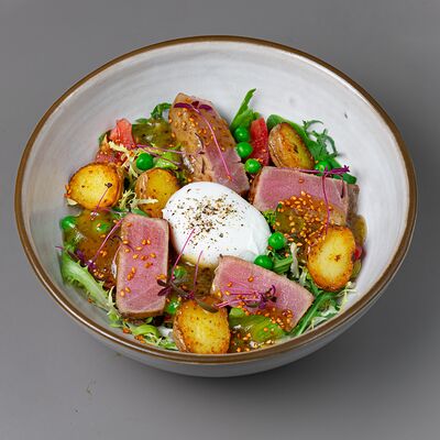 Салат с тунцом, зеленым горошком и яйцом пашот в Myst по цене 1160 ₽