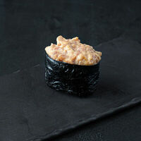 Гункан с лососем в Corner Grill