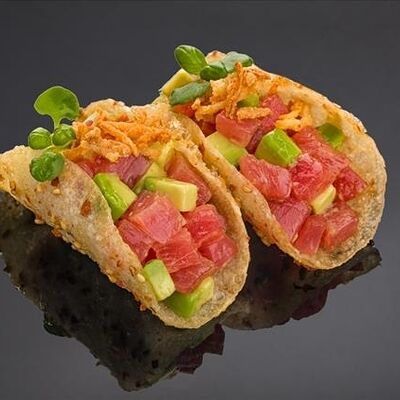 Тако с тунцом еллоуфин, авокадо и соусом юдзу в Bluefin по цене 1220 ₽