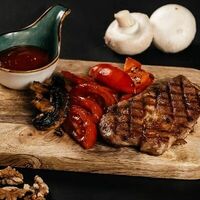 Стейк из cвинoй шеи в MOOD