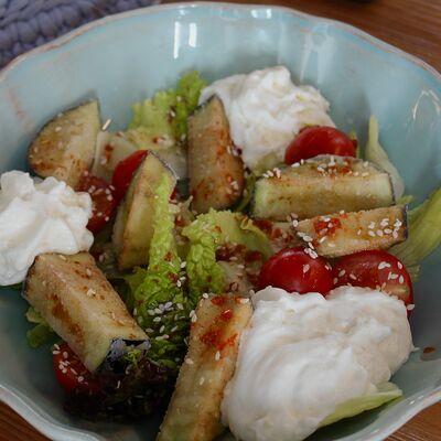 Салат с баклажанами, сырным кремом, томатами в Хюгге Сырный ресторан по цене 520 ₽