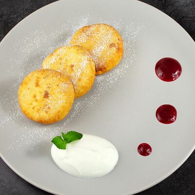 Сырники со сметаной и джемом в Babbo family cafe по цене 430 ₽