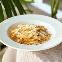 Паста с куриным филе в соусе из копченого перца в Моне