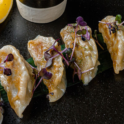 Гёдза с овощами и шиитакев Tottori по цене 550 ₽