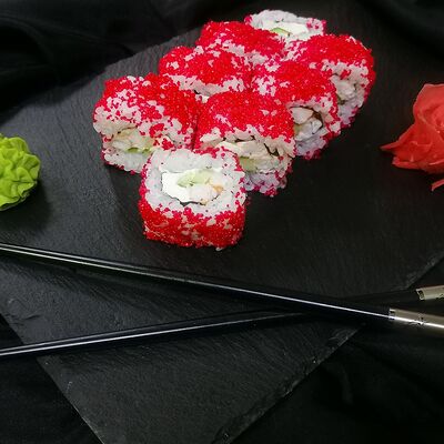 Ролл Калифорния с креветкой в Sushiko по цене 699 ₽