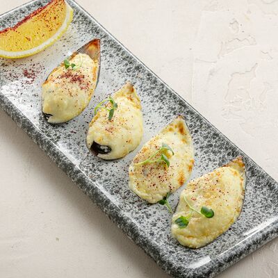 Запечённые мидии под соусом 4 сыра в Brasserie Kriek по цене 880 ₽