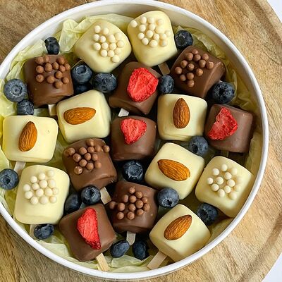 Бананы в шоколаде Мариньян в коробке в Клубника по цене 3990 ₽