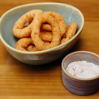 Луковые кольца с соусом Мексика в Grenka на Труда