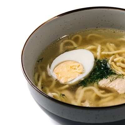 Куриный бульон с лапшой и курицей в Пицца Хаб по цене 319 ₽