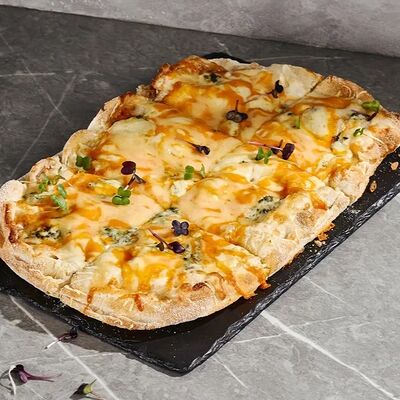 Сырная пицца с пармезаном, дорблю, моцареллой, чеддером в Гастробар DOM по цене 830