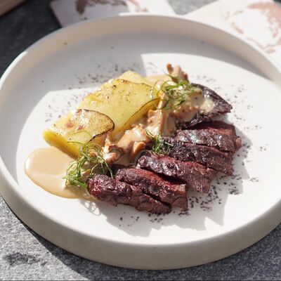 Стейк Бавет с гратеном и лисичками в соусе в Double по цене 1490