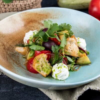 Салат из кабачков и розовых томатов с чиабаттой и оливками каламата в Гусь по цене 598 ₽