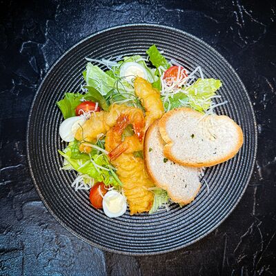 Салат Цезарь с креветкамив Японика по цене 940 ₽