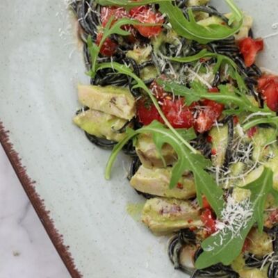 Спагетти al nero с куриным бедром, песто и томатами в Беллуччи по цене 730