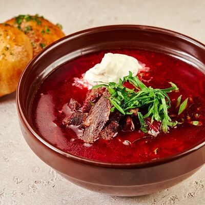 Борщ со свининой, сметаной и пампушками в Лепим сами по цене 249 ₽