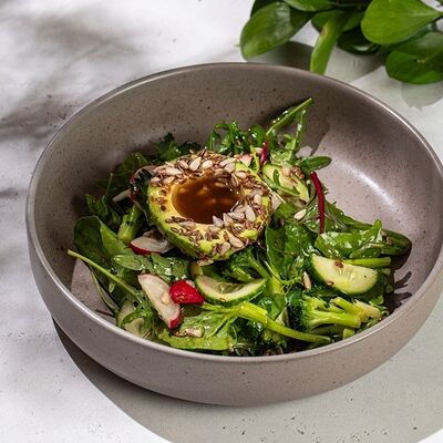 Зеленый салат с брокколи в Чайка по цене 580 ₽