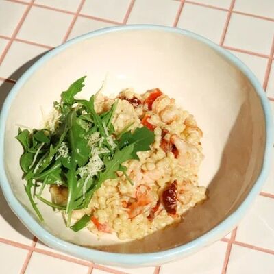 Птитим с соусом блючиз и креветками в Сладости и Радости Советская по цене 750 ₽