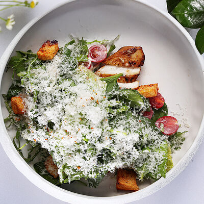 Цезарь с курицей конфи в Юность у моря по цене 690 ₽