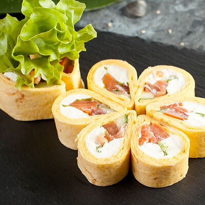 Ролл Тортилья с лососем в СушиNet по цене 229 ₽