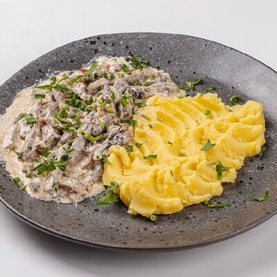 Бефстроганов с пюре в Khaan baikal по цене 780 ₽