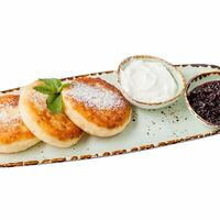 Сырники со сметаной и джемом в Пацха Пшапский двор