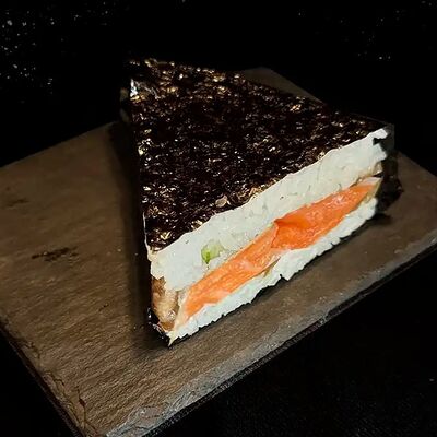 Онигири лосось в Vnori по цене 205 ₽