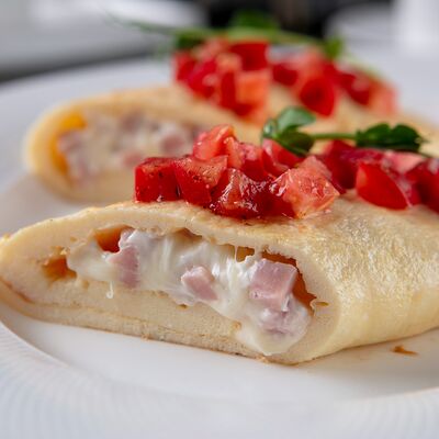 Омлет с ветчиной, томатами и сливочным сыром в Кристалл по цене 740 ₽