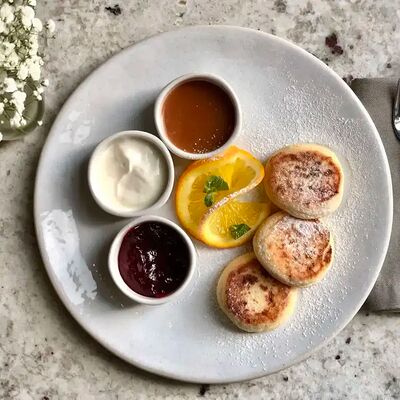 Сырники с творогом, соленой карамелью в Tin по цене 550 ₽