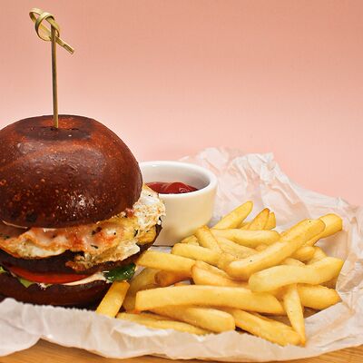 Чизбургер с картофелем фрив Еще одна кондитерская Академик по цене 1060 ₽