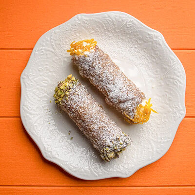 Сицилийский десерт Канноли в Сорренто by Novikov по цене 600 ₽