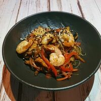 Wok с креветками в Food House