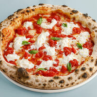 Пицца с томатами и страчателлой в Терраса