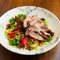 Стейк салат в BBJ Grill & Bar