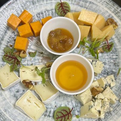 Сырное плато в Устрицы & танцы по цене 1020 ₽