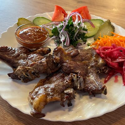 Шашлык из баранины на тарелке в Бакинский кебаб по цене 750 ₽