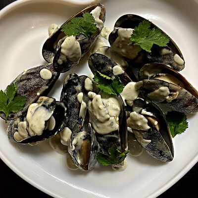 Черноморские мидии в соусе блю чиз в Luna по цене 639 ₽