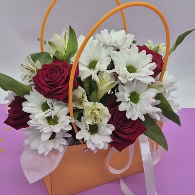 Стильная сумочка с розами, альстромерией и хризантемами в Cosmo Сakery по цене 2990 ₽