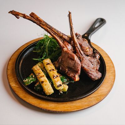 Мякоть барашка на кости с кабачками гриль в Круча по цене 2400 ₽