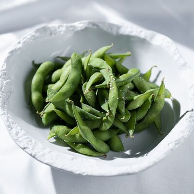 Эдамаме, копченая соль, имбирный соус в МОМО по цене 990 ₽