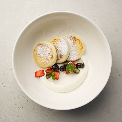 Сырники со сметаной и свежими ягодами в Философия по цене 690 ₽