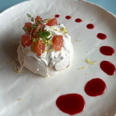 Меренговый десерт с дольками грейпфрута в Баклажан в ТЦ 