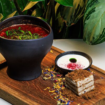 Борщ с мясом буйвола и медовиком из бородинского хлеба в Ресторан Строгов по цене 650 ₽