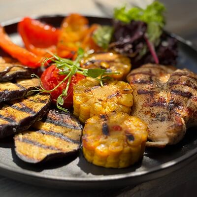 Запеченная куриная грудка с овощами в Парус по цене 770 ₽