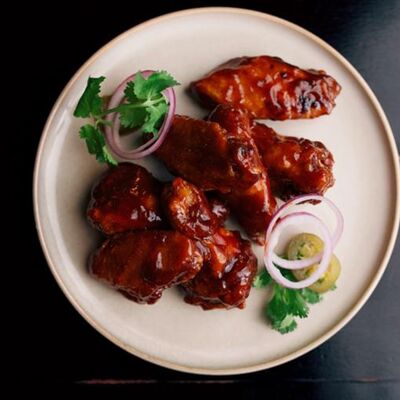 Куриные крылышкив соусе барбекю в О`Briens по цене 378 ₽